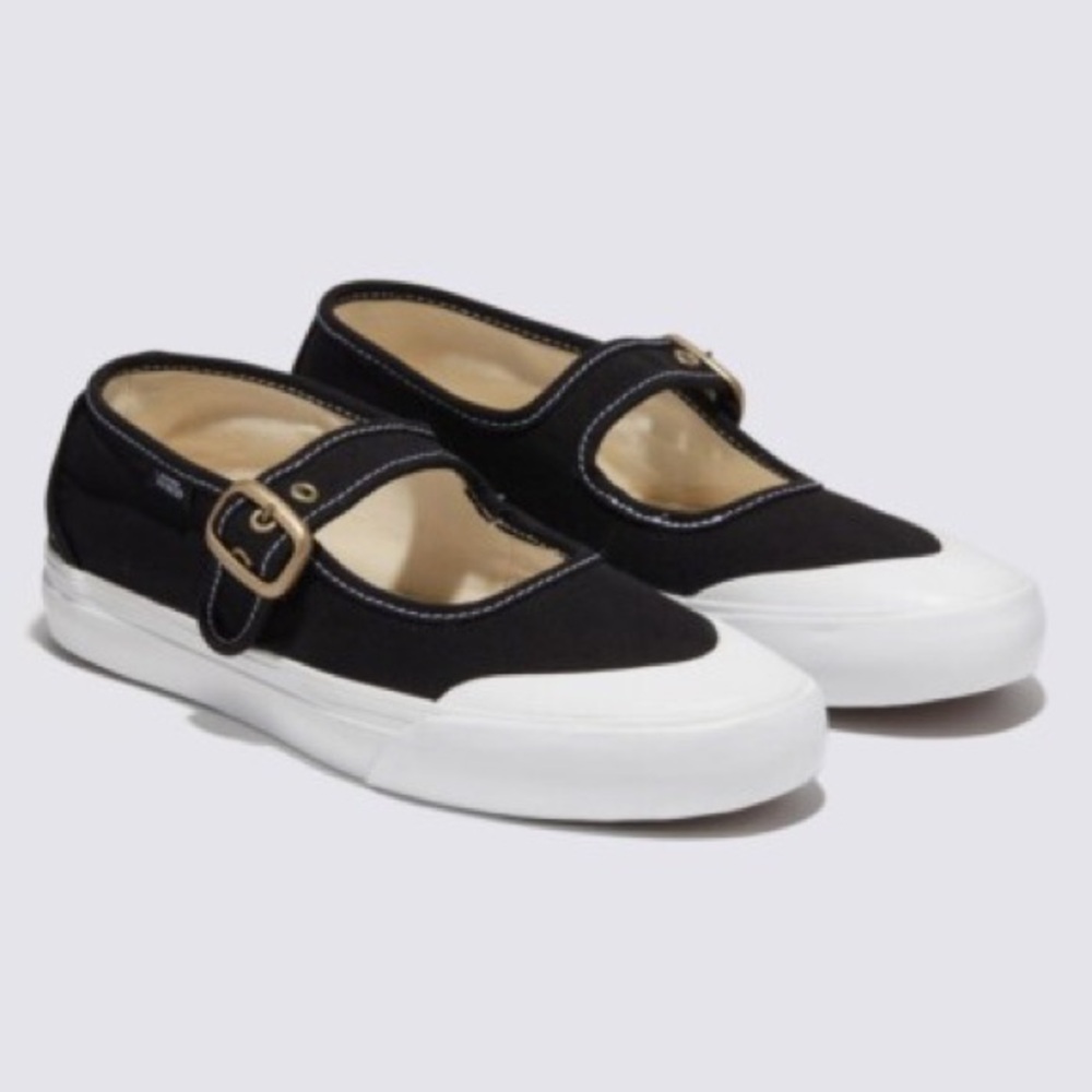 Vans NIB Mary Jane Shoe in White and Black 8.5